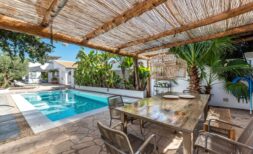 Top renoviertes Chalet im Beachhouse-Stil mit mediterranem Garten