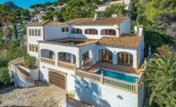 Großzügiges Familien-Chalet in 1A-Lage mit perfektem Meerblick in Font de Sa Cala.