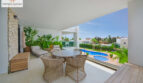 Terrasse mit Blick auf den Pool