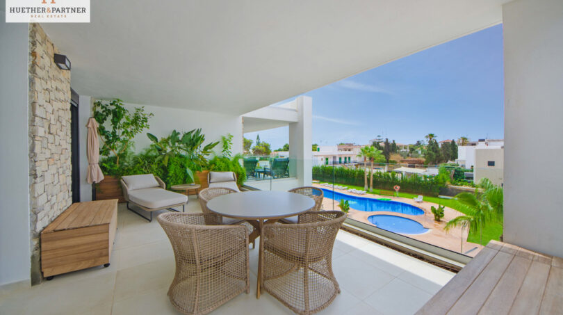 Terrasse mit Blick auf den Pool