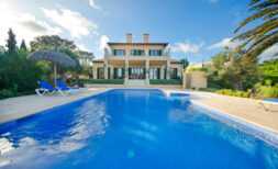 Meerblick-Villa im Finca-Stil mit mediterranem Garten und großem Pool