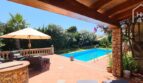 Terrasse mit Blick auf den Pool