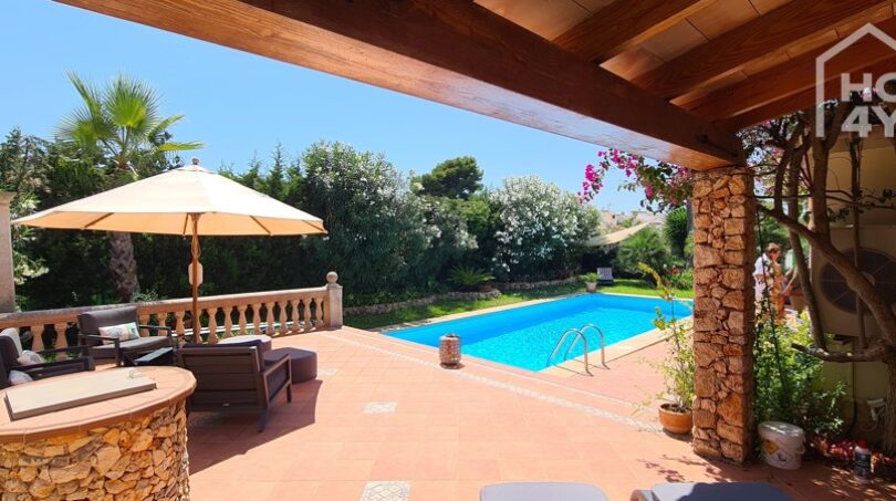 Terrasse mit Blick auf den Pool