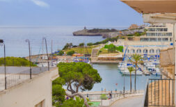 Helle Etagenwohnung mit großer Fensterfront, Balkon und Blick auf den Hafen von Porto Cristo