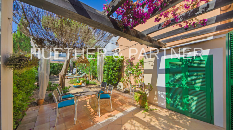 Terrasse mit Blick zum Garten