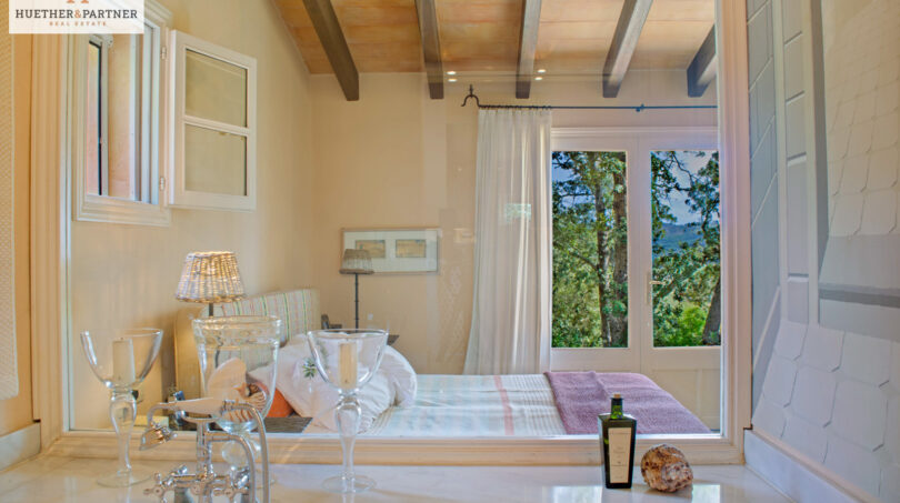 Blick von der Badewanne in den Masterbedroom