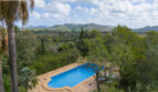 Blick über den Pool auf die Landschaft