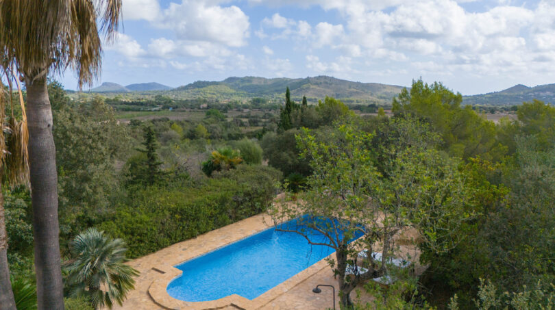 Blick über den Pool auf die Landschaft