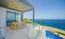 Villa im Bauhausstil in erster Meereslinie mit Infinity-Pool und Panorama-Meerblick auf Mallorca